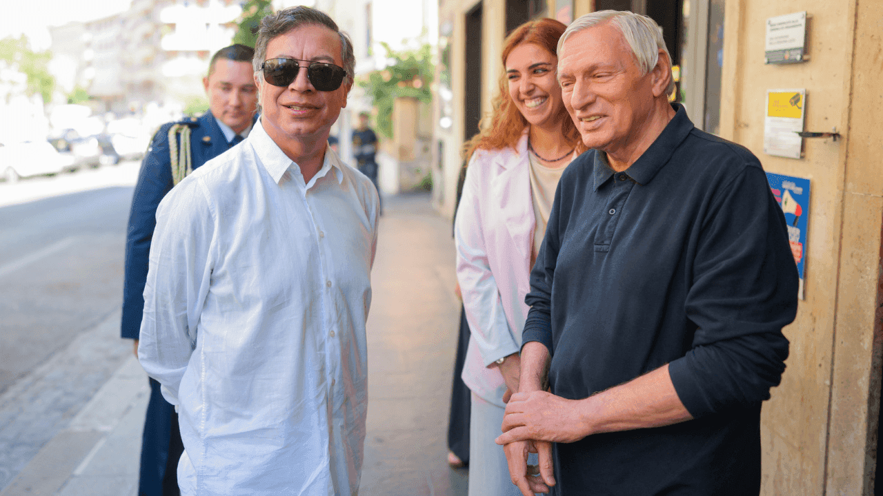 Gustavo Petro se reunió en Roma con el sacerdote Luigi Ciotti durante su agenda oficial en Italia. Crédito: Presidencia de la República - Juan Cano