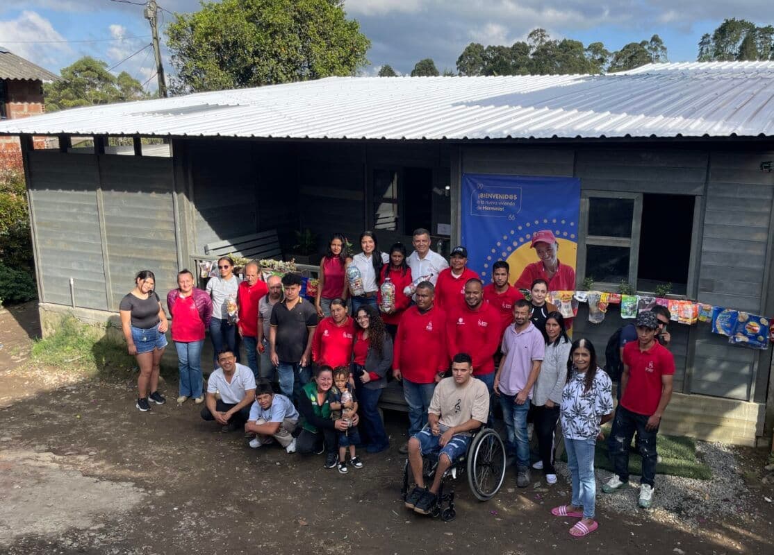 Casas de plástico reciclado: la apuesta de una fundación para darle vivienda a los damnificados por el terremoto de 7.4