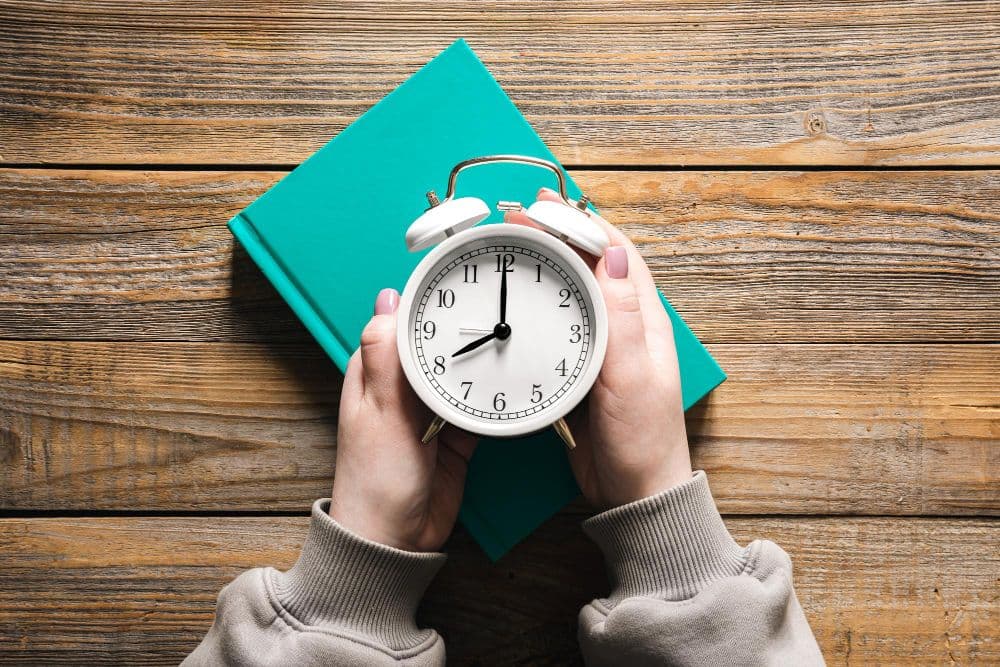 Hora Gaviria: ¿por qué quieren adelantar una hora los relojes en Colombia y es realmente eficaz esa medida?