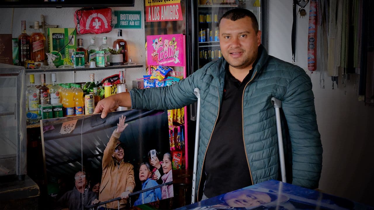 El presidente Gustavo Petro se tomó una cerveza fría en Zipaquirá el jueves pasado. Euclides recuerda que en su bar pusieron drones para evitar ataques y que ese día se despertó con miedo de sufrir un atentado en su tienda | Crédito: Alejandro Aristizábal