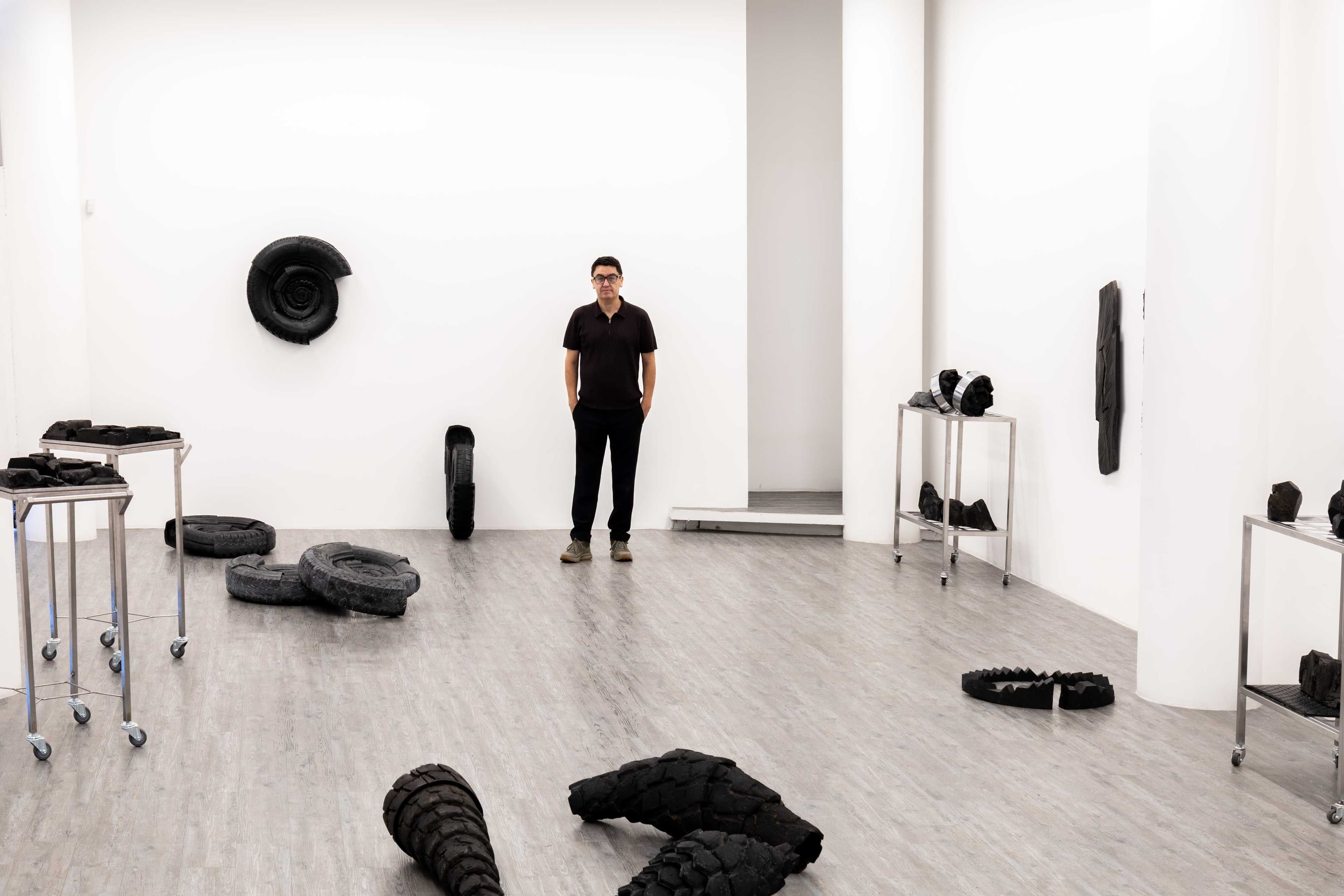 'Negro humo' de Fredy Alzate. Foto: Danny Acevedo, cortesía Galería El Museo.