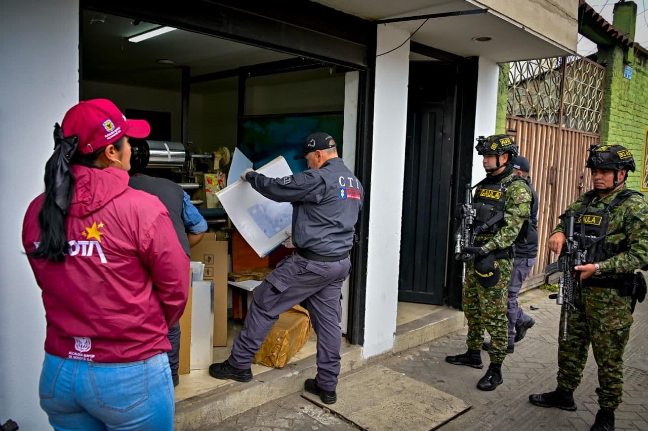 Operativo conjunto permitió desarticular una red dedicada a la falsificación y distribución de licor adulterado. Créditos: Secretaria de seguridad