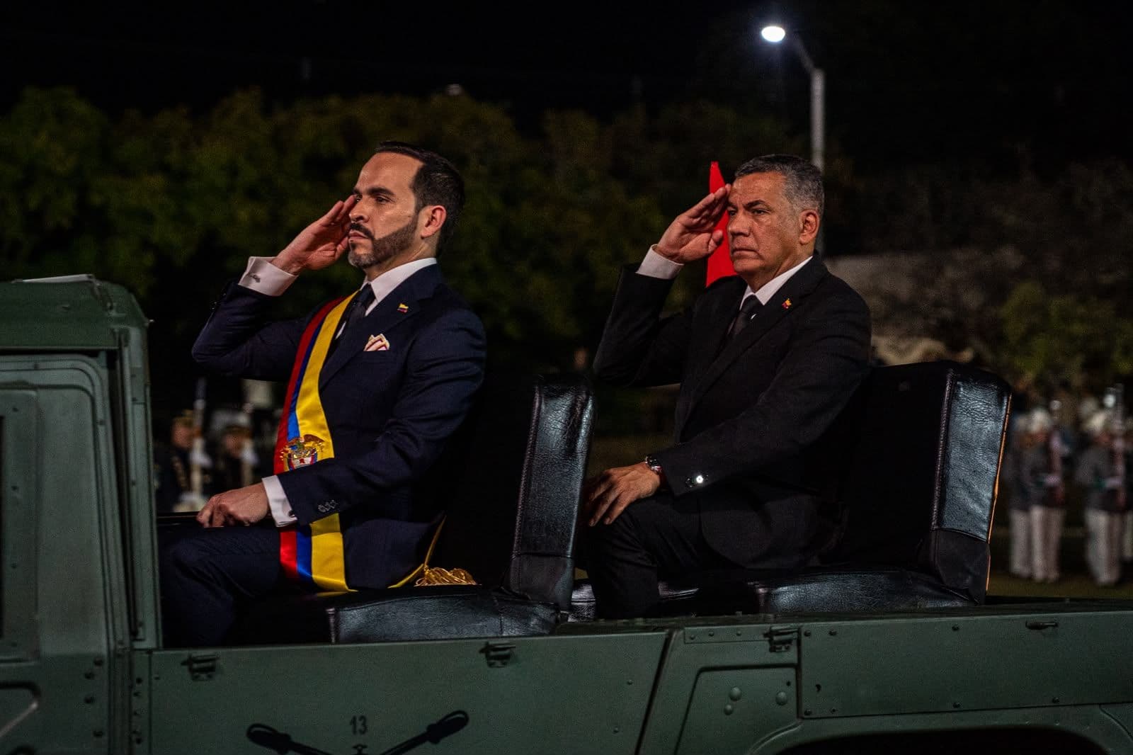 El presidente Abelardo De la Espriella y su ministro de Defensa,, general retirado Jorge Mora, en el reconocimiento de tropas en el batallón Pichincha de Cali. Foto: Comando Fuerzas Militares 