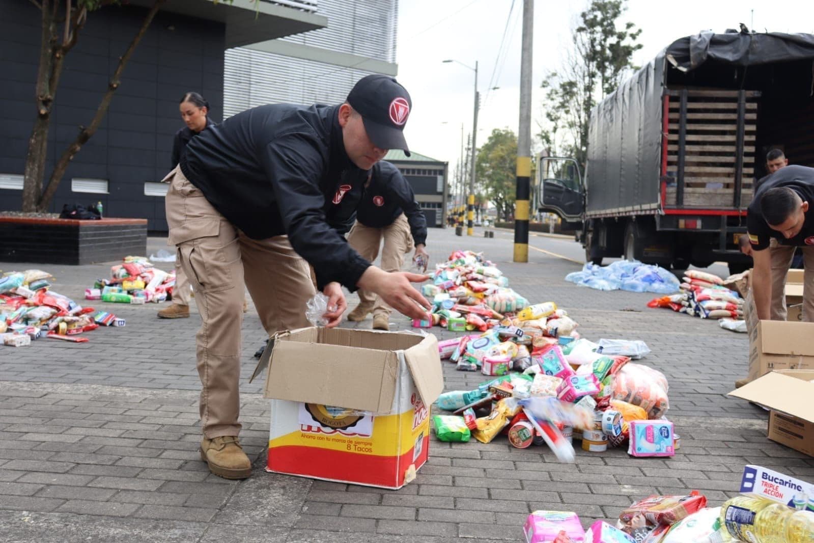 25 toneladas de alimentos, cobijas, colchonetas y otros elementos destinados a las familias afectadas por el terremoto. Foto: Ejército Nacional.