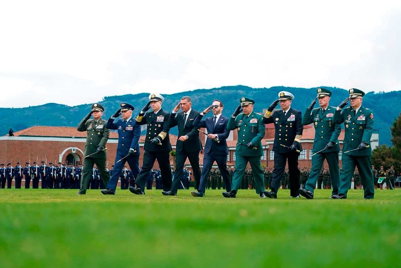 Presidente Abelardo de la Espriellla recibió honores de la saliente cúpula militar. Foto: Comando General Fuerzas Militares 