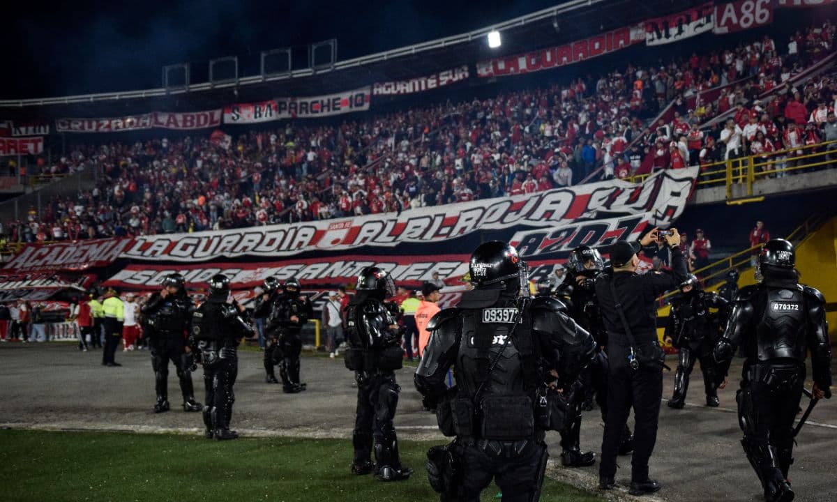 Pelea entre barras de Santa Fe y América de Cali