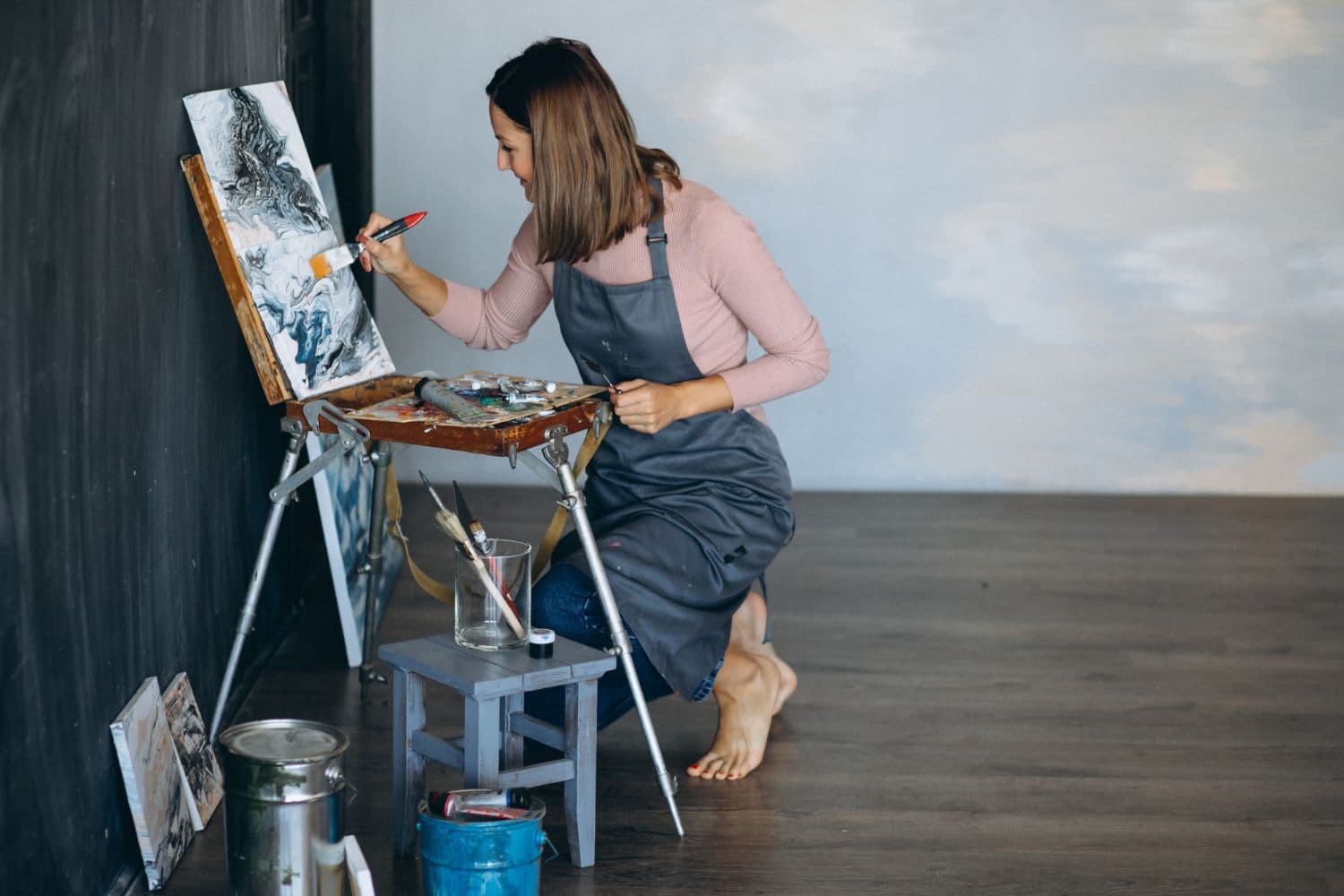 photologuephotos2023-08artista-pintando-estudiojpg