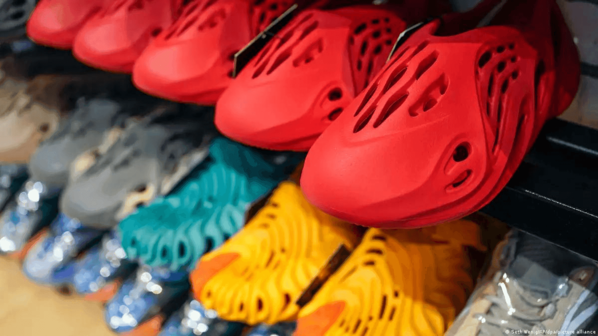 photologuephotos2023-07yeezy_adidaspng