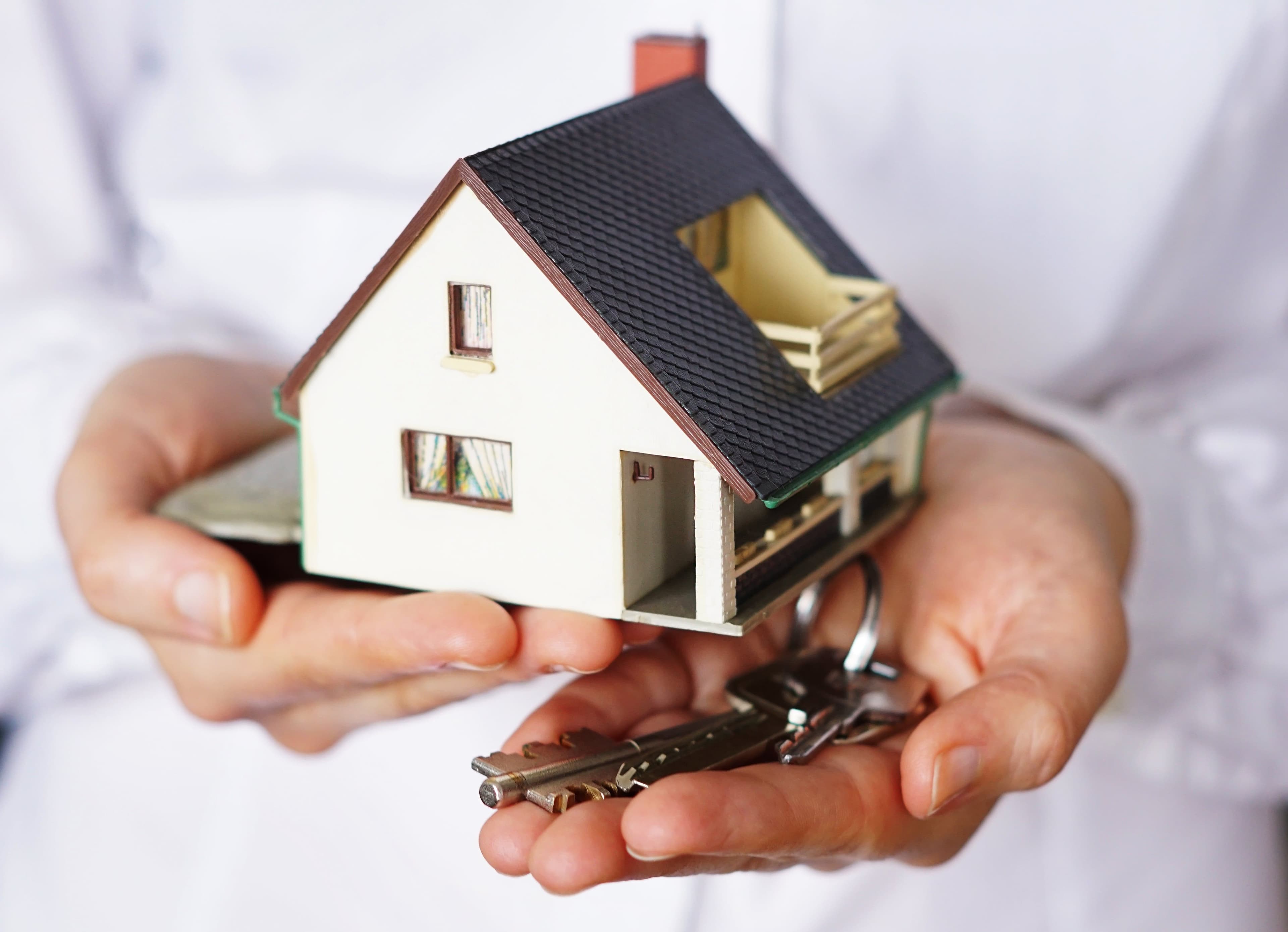 photologuephotos2023-09primer-plano-persona-pensando-comprar-o-vender-casa_1_minjpg photologuephotos2023-09primer-plano-persona-pensando-comprar-o-vender-casa_1_minjpg