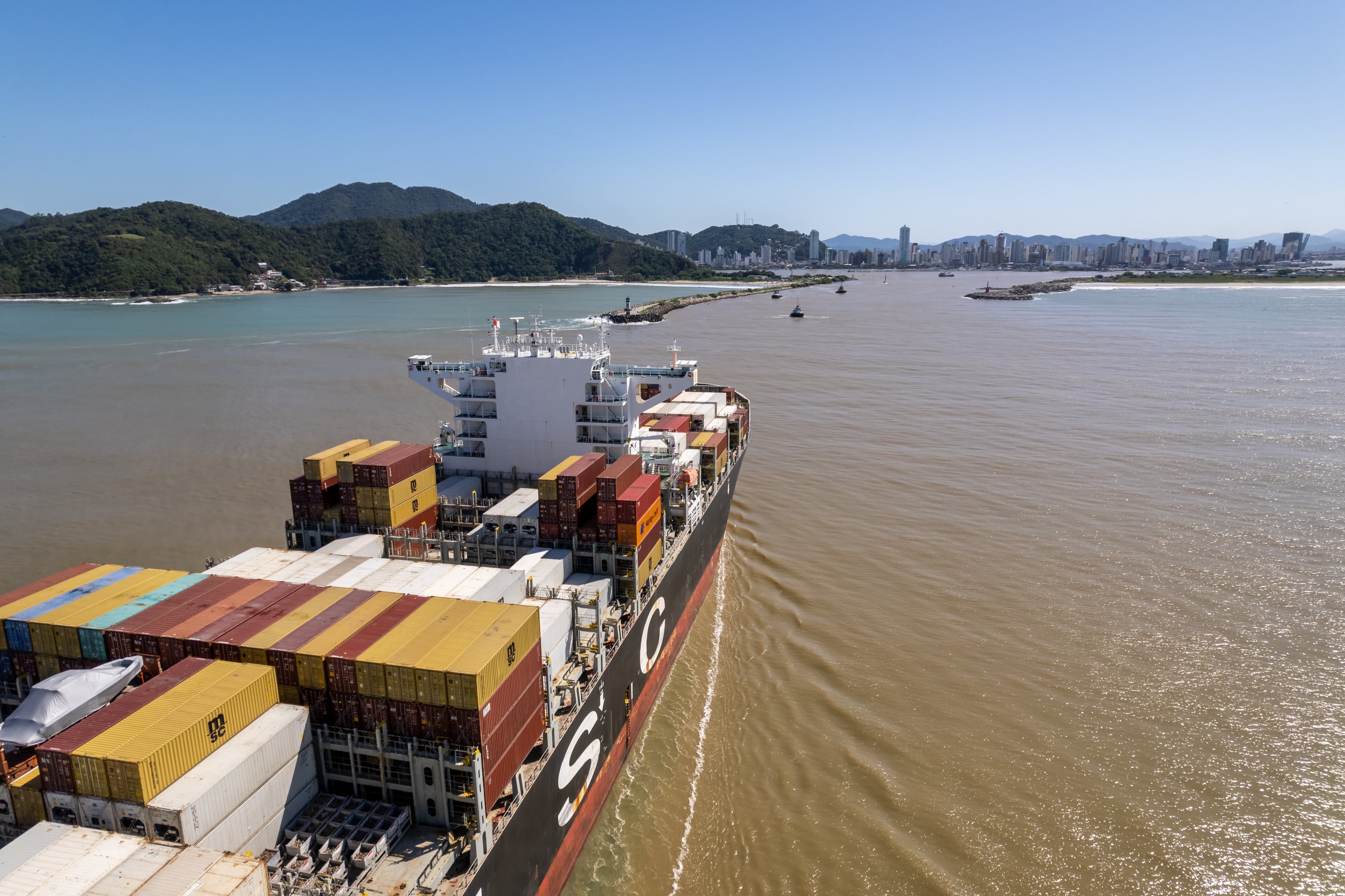 photologuephotos2023-08itajai-santa-catarina-brasil-alrededor-marzo-2022-barco-contenedores-que-llega-al-puerto-itajai-minjpg