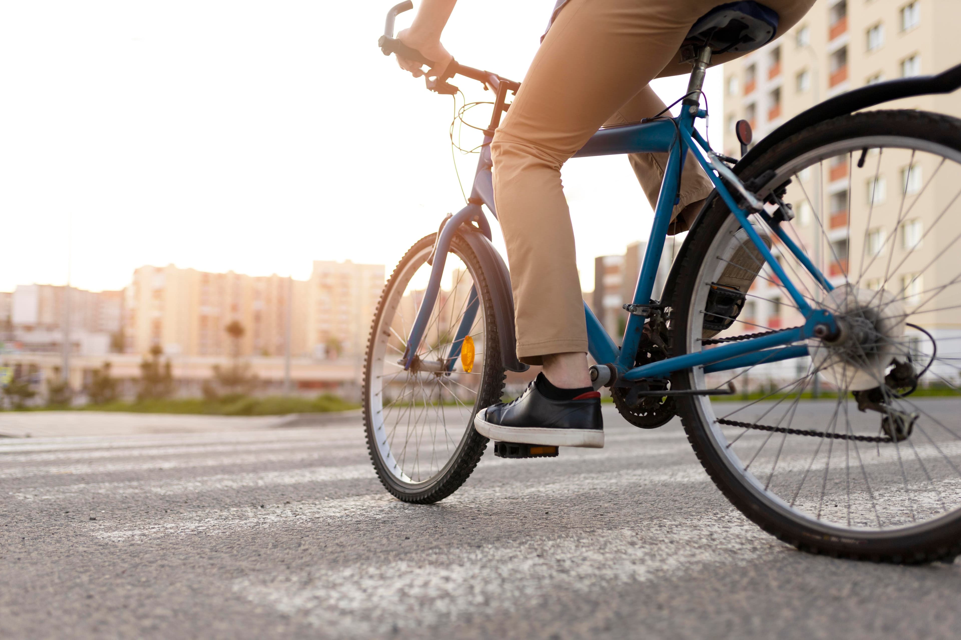 photologuephotos2023-06cerrar-hombre-montando-bicicletajpg