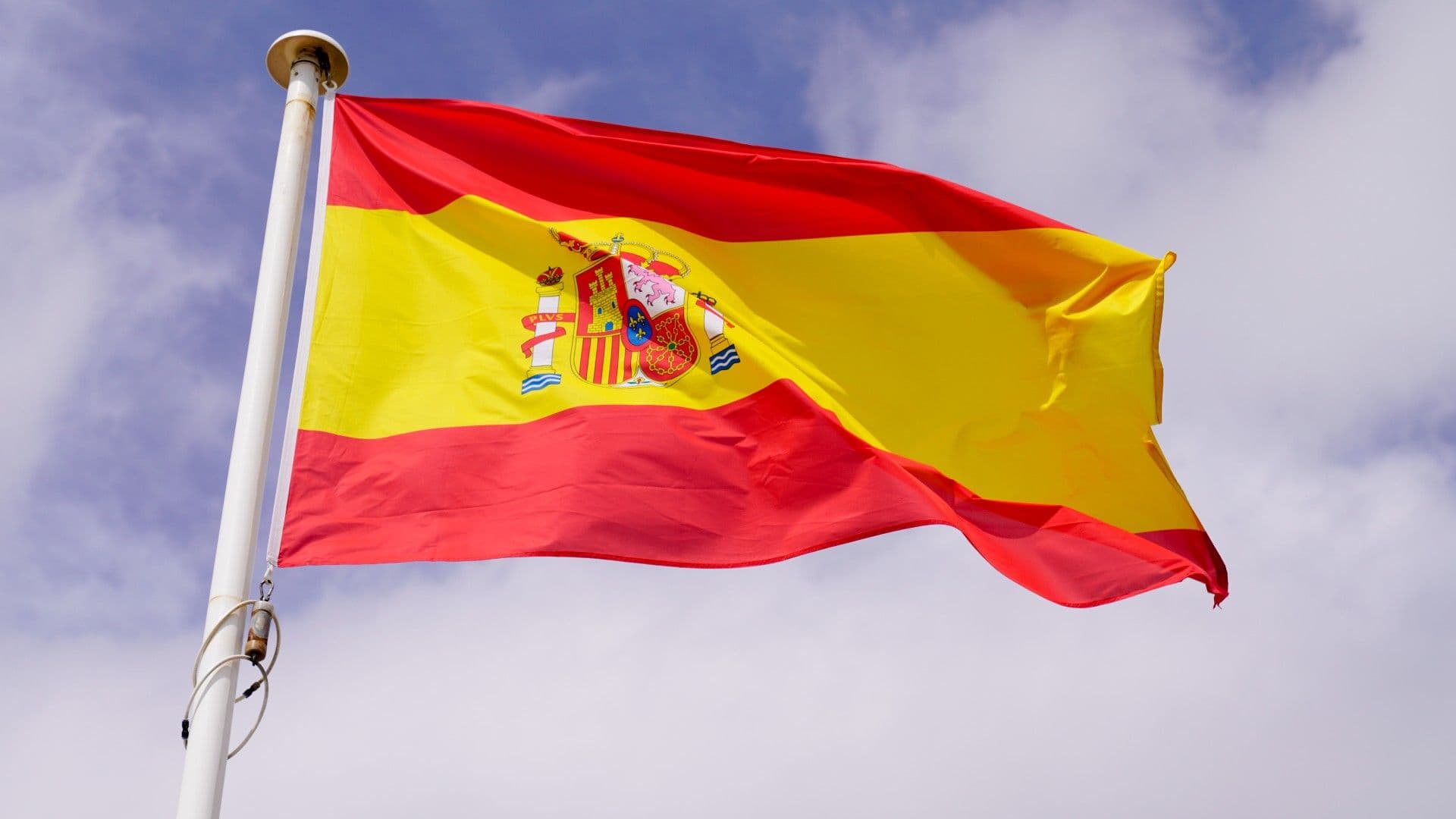 photologuephotos2023-07espana-bandera-espanola-flotar-sobre-cielo-estera-vientojpg