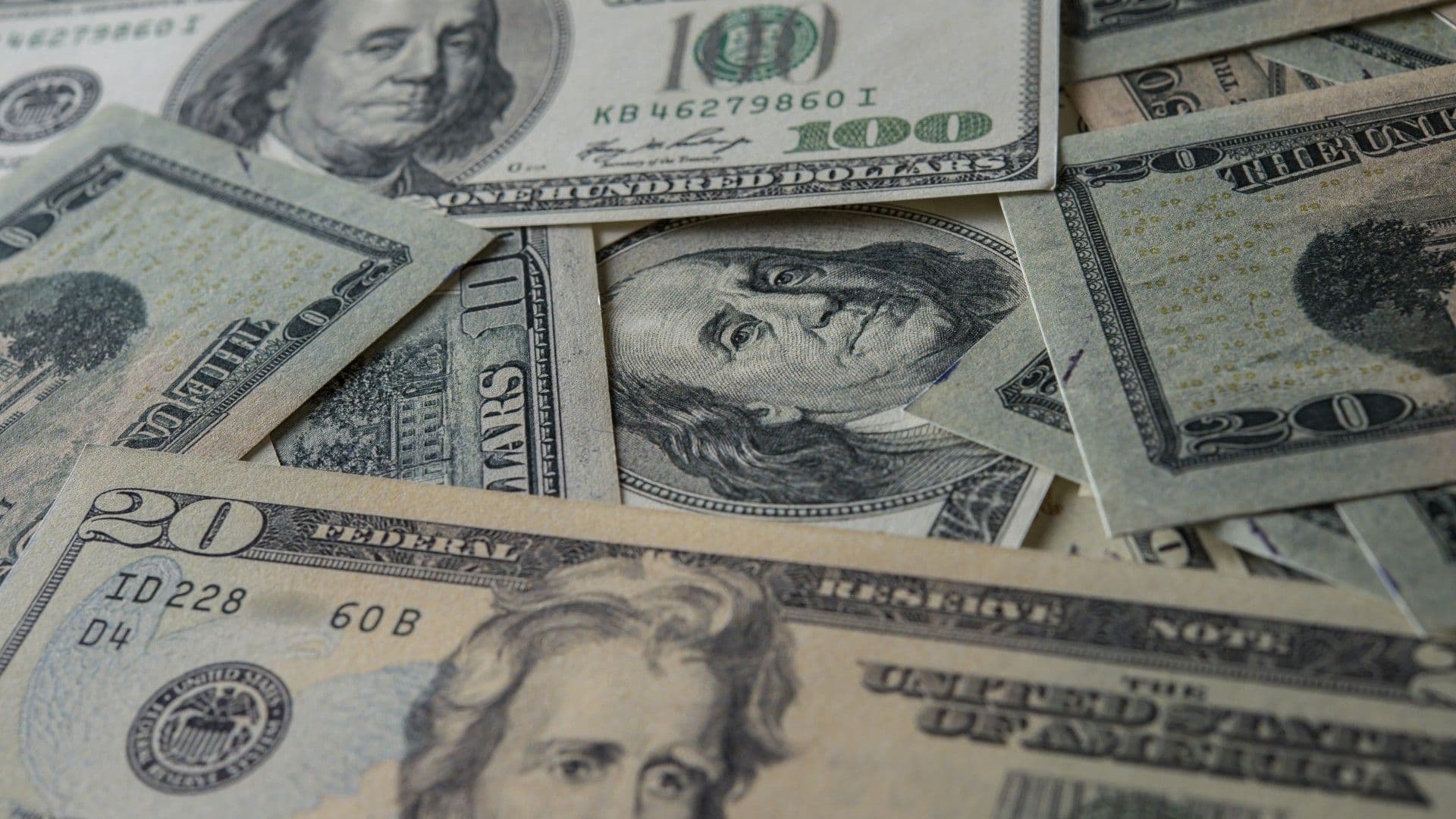 photologuephotos2023-07billie-dolar-fondo-dinero_1jpg