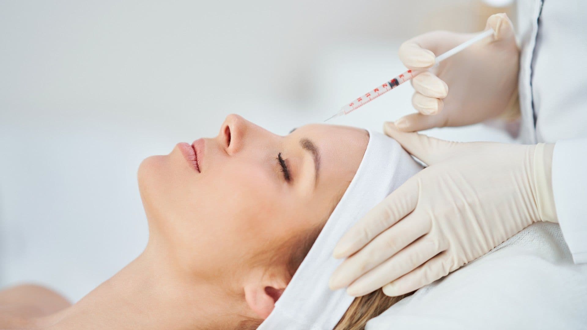 photologuephotos2023-08escena-tratamientos-cosmetologia-medica-inyeccion-botoxjpg