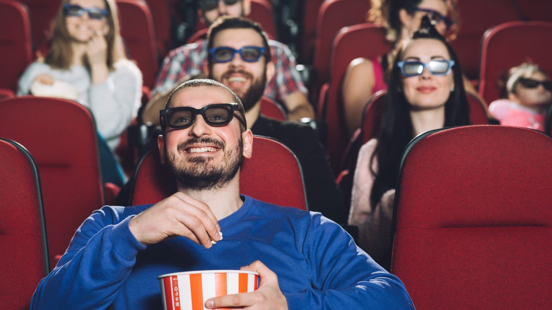 photologuephotos2023-08hombre-viendo-peliculas-cine-completojpg