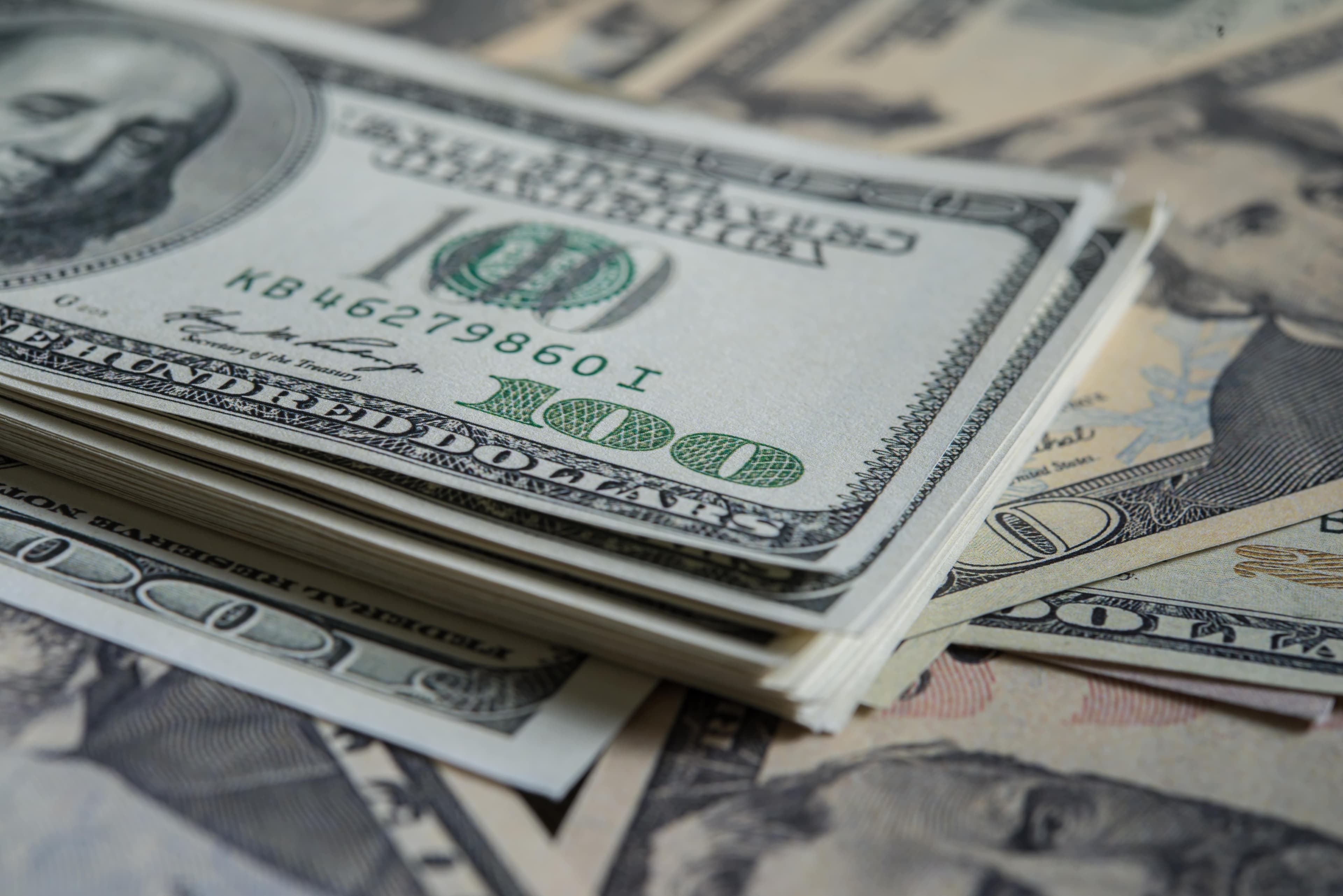 photologuephotos2023-08billie-dolar-fondo-dinero_1_min_1jpg