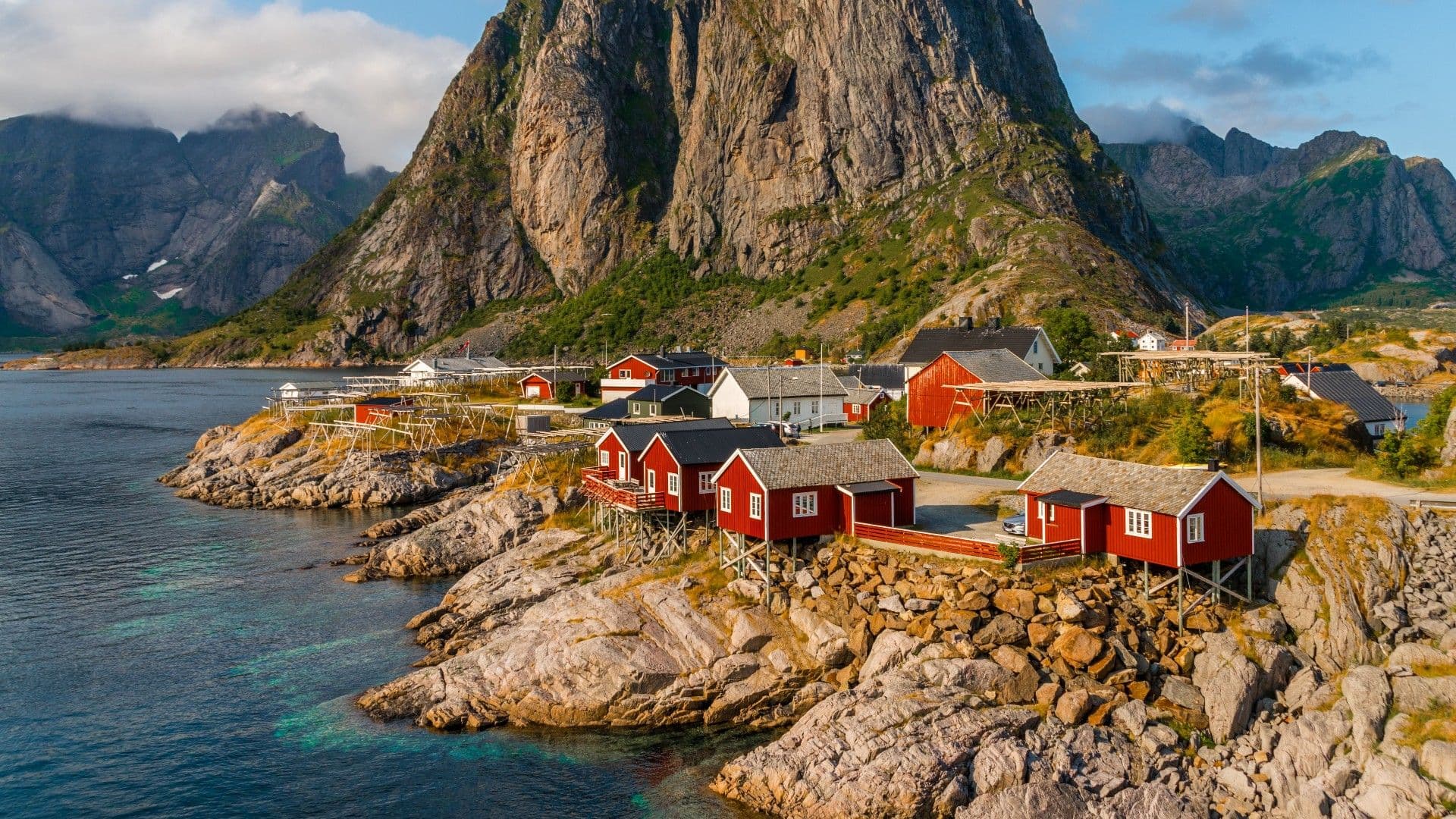 photologuephotos2023-08vista-cabanas-rojas-costa-hamn-islas-lofoten-noruegajpg