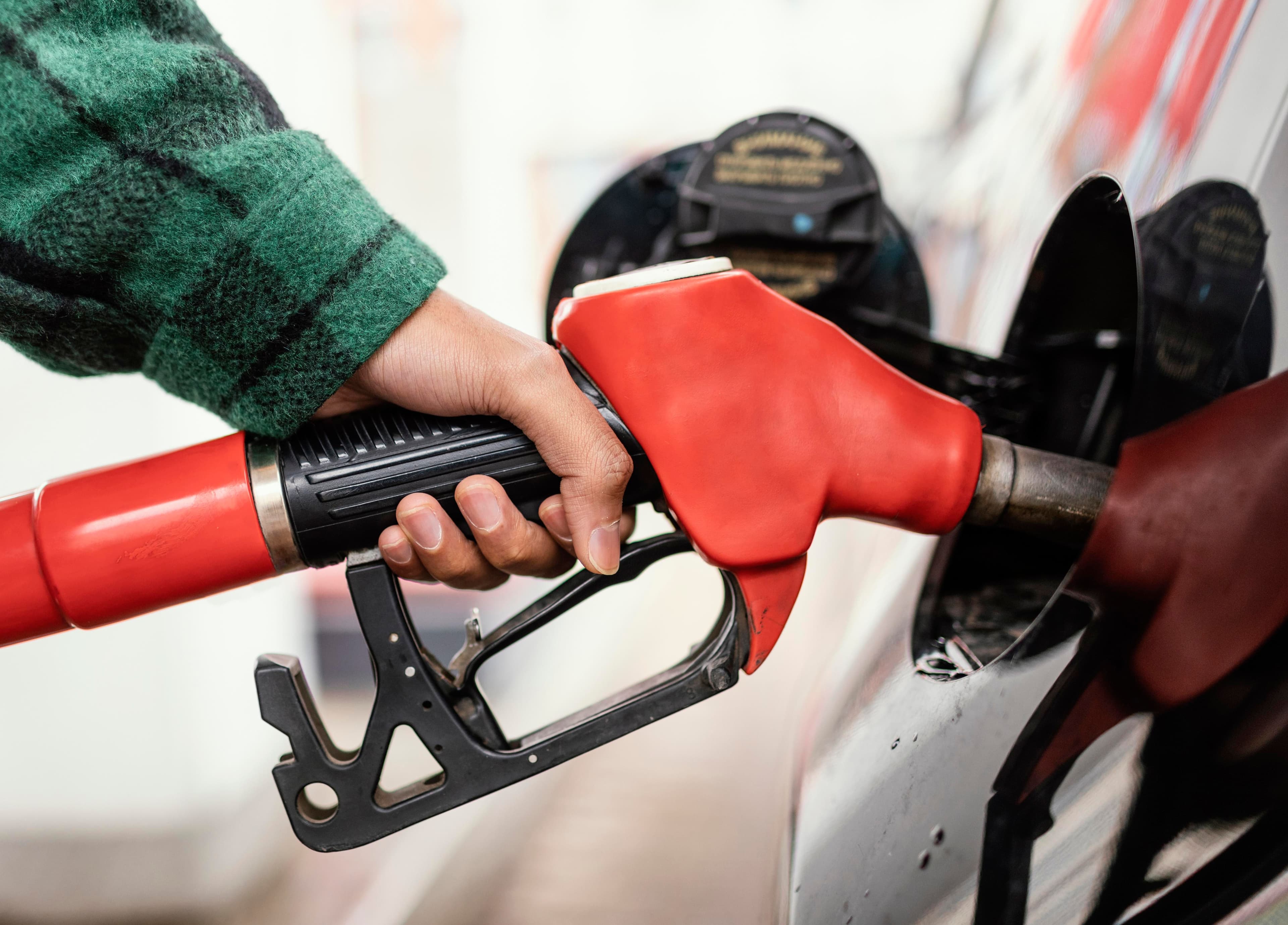 photologuephotos2023-08hombre-gasolinera-coche-cerca_0jpg