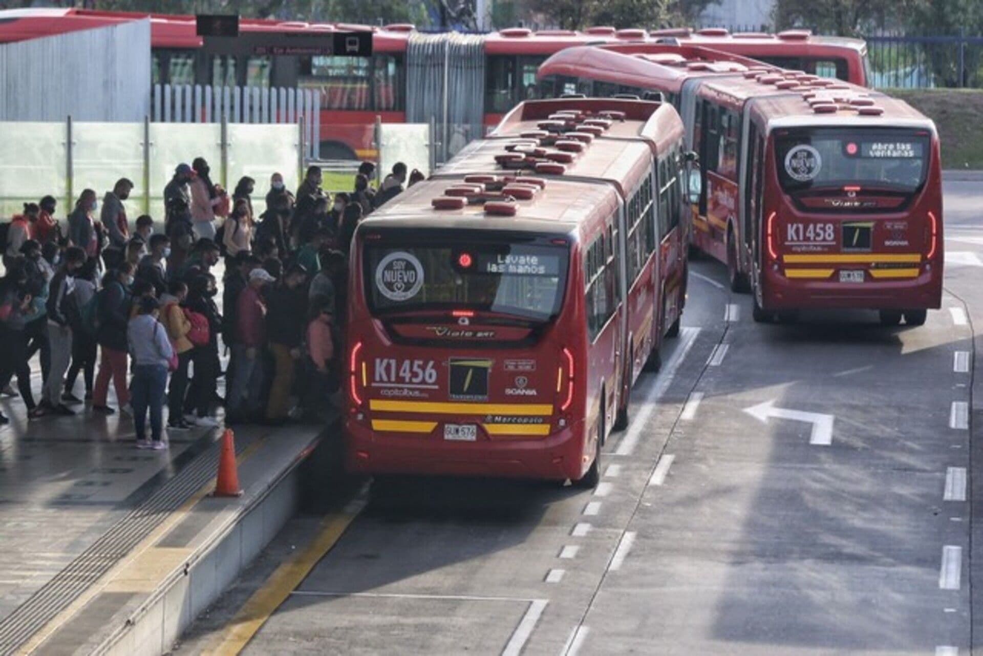 photologuephotos2023-08transmilenio_colados_1jpg