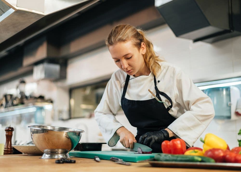 photologuephotos2023-08chef-mujer-picar-verduras-cocinajpg