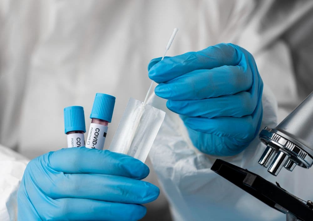 photologuephotos2023-08doctor-analizando-muestras-sangre-microscopiojpg