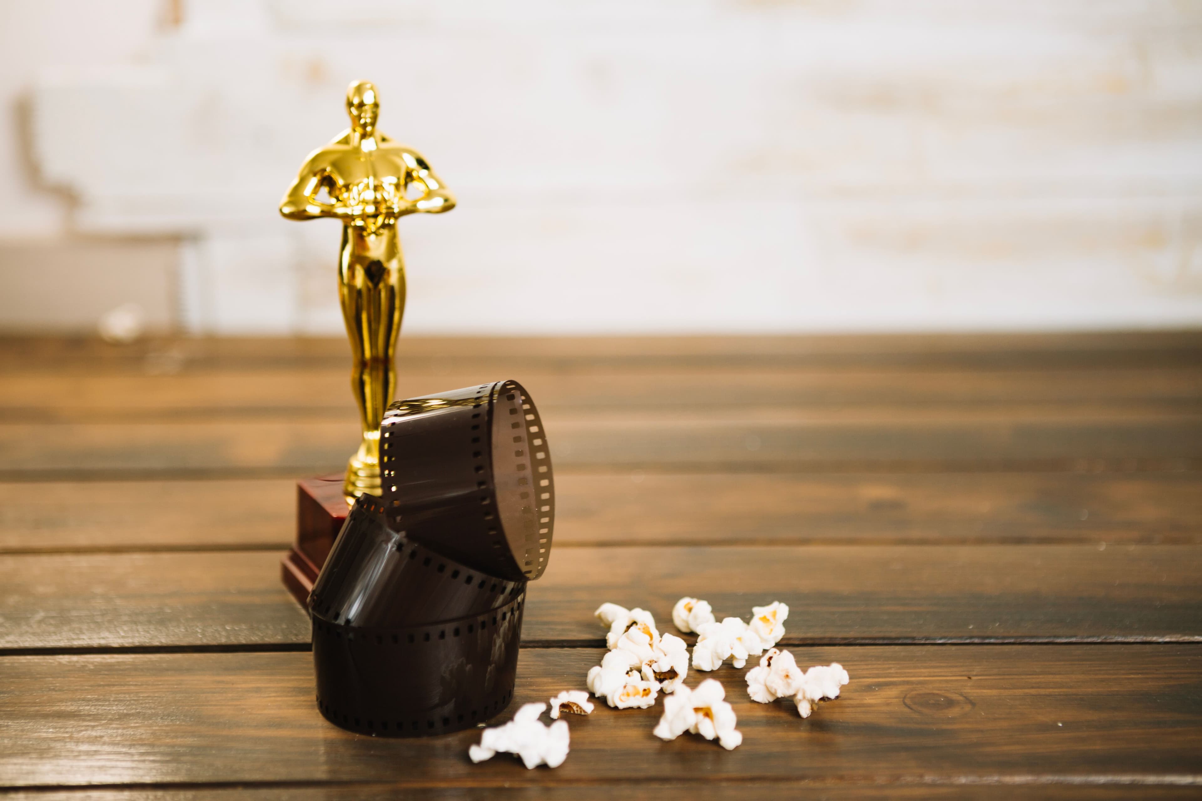 photologuephotos2024-03oscar-statuette-film-popcornjpg