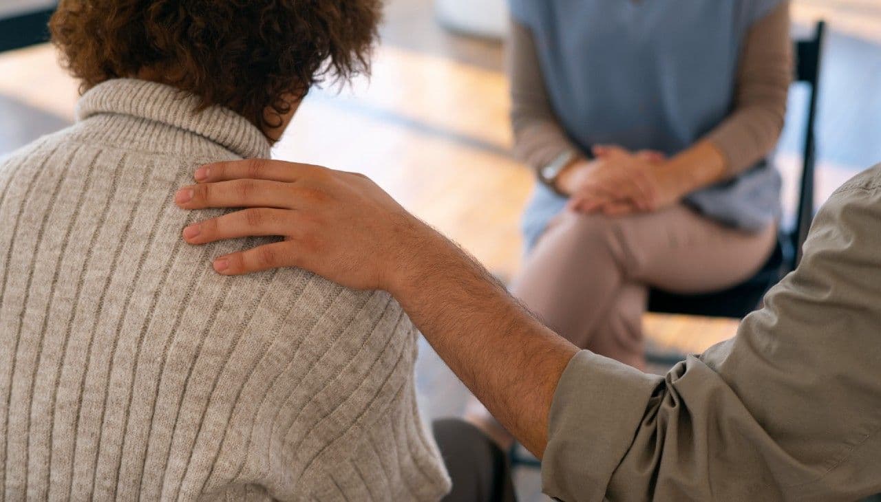 photologuephotos2024-06people-sharing-feelings-emotions-group-therapy-sessionjpg