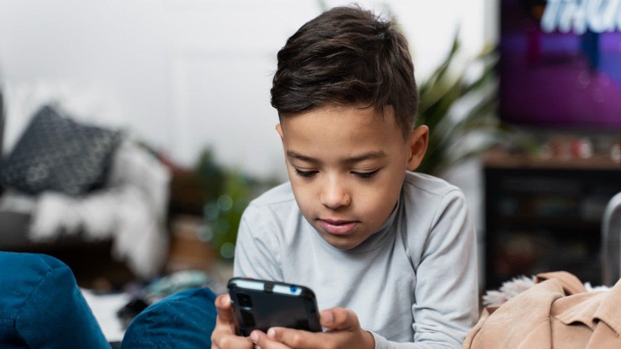 photologuephotos2024-06kid-playing-dirty-housejpg