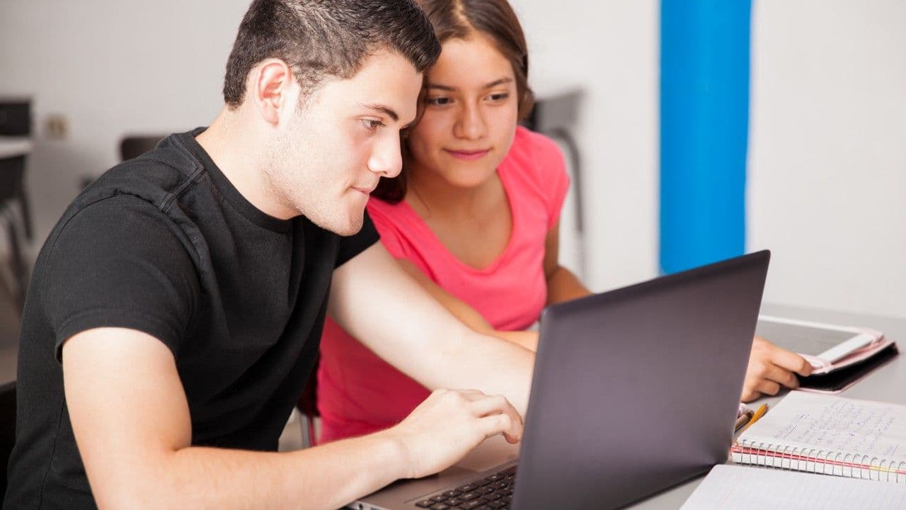 photologuephotos2024-11couple-hispanic-teenagers-stuying-using-laptop-together-school_1jpg