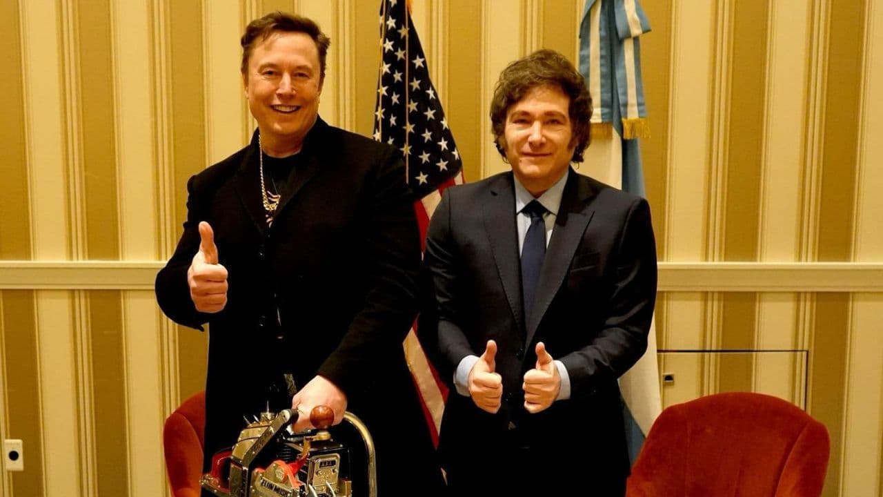 photologuephotos2025-02javier_milei_le_obsequio_una_motosierra_a_elon_musk_que_hay_detras_del_extravagante_regalojpg