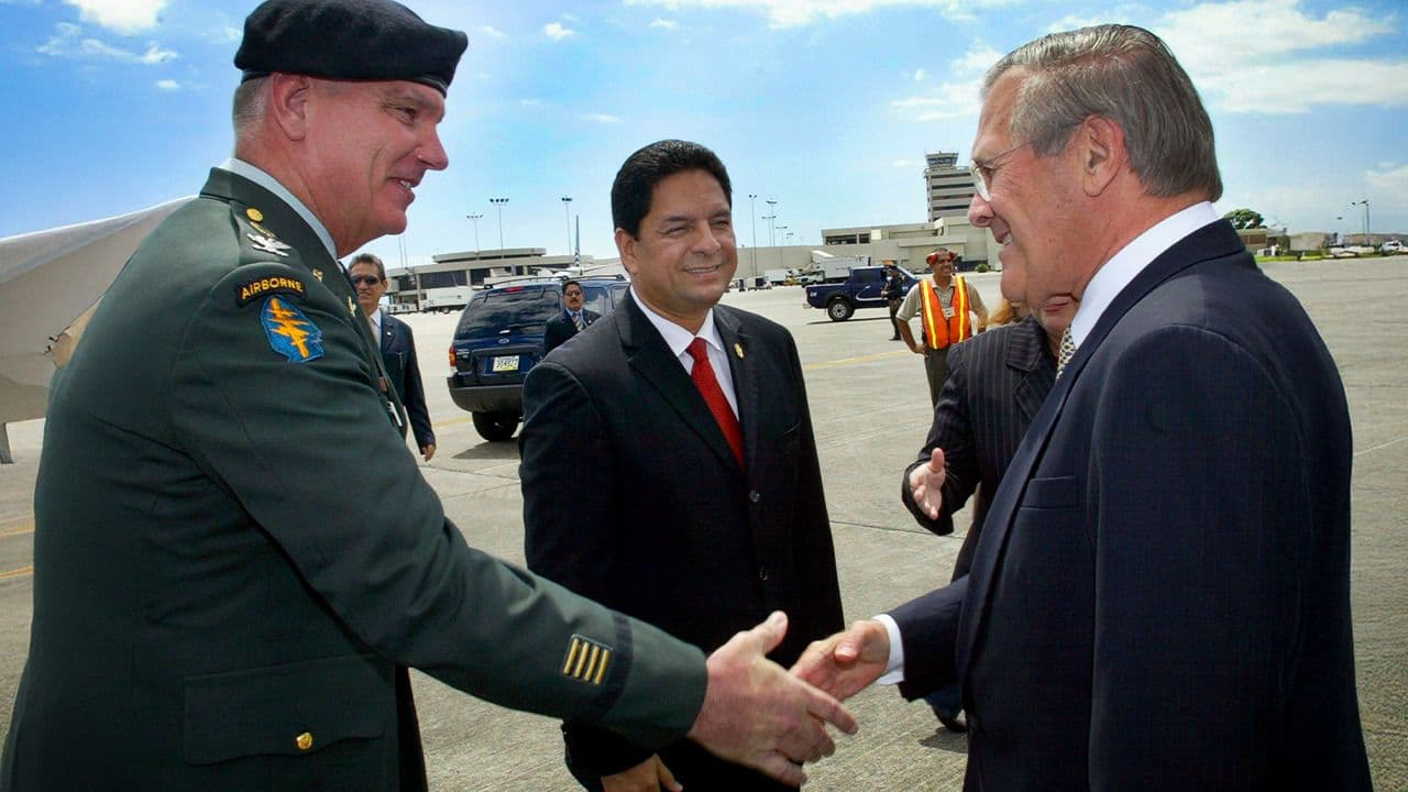 El coronel Ron MacCammon saluda al entonces secretario de Defensa, Donald Rumsfeld, en Panamá. Foto: Reuters.