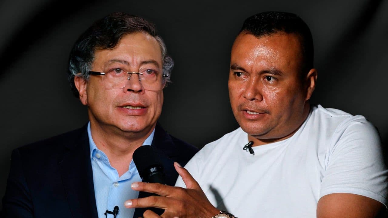 El presidente Gustavo Petro y Alexander Díaz Mendoza, alias Calarcá. Foto: Presidencia de la República / Reuters.