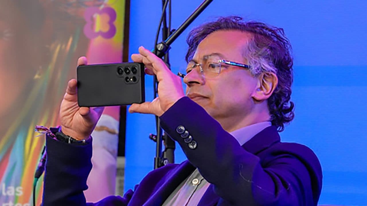 Presidente Gustavo Petro tomando una foto