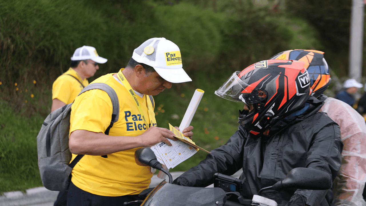 Uno de los funcionarios de la Procuraduría dialoga con un motociclista, en una vía de entrada a Bogotá.