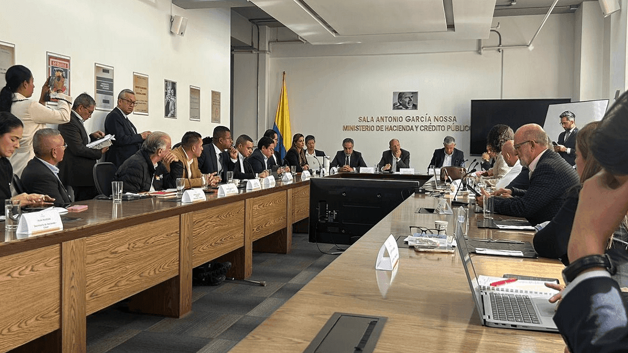 Uno de los momentos de la reunión entre los gobernadores y el Gobierno nacional. Foto Cortesía FND.