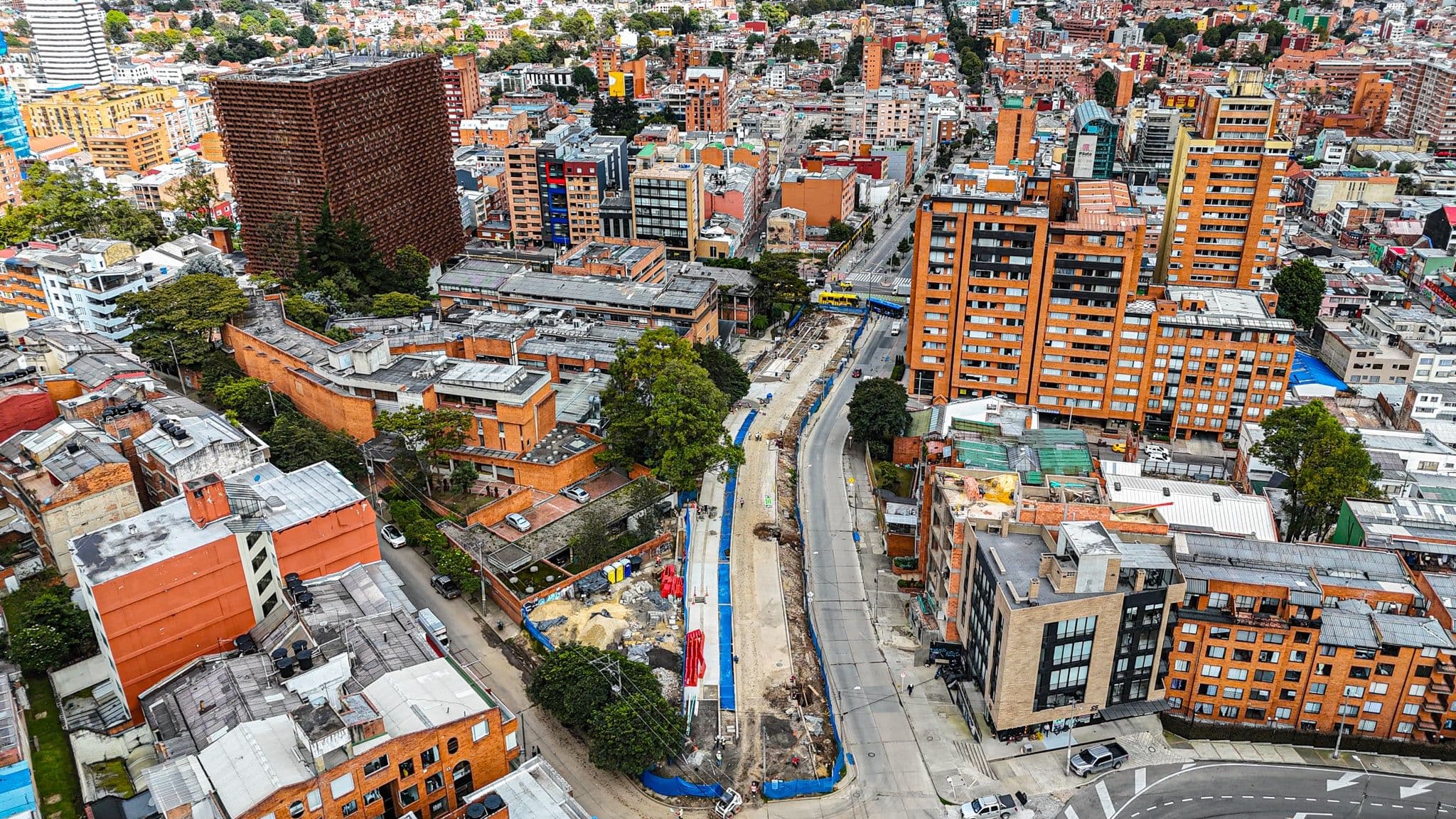 Obras inconclusas en la calle 45 entre la Séptima y la Quinta tras incumplimiento del contratista