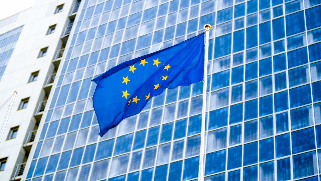 La Unión Europea ahora realizará procedimientos más exigentes para la aprobación de solicitudes de asilo .Créditos: Freepik