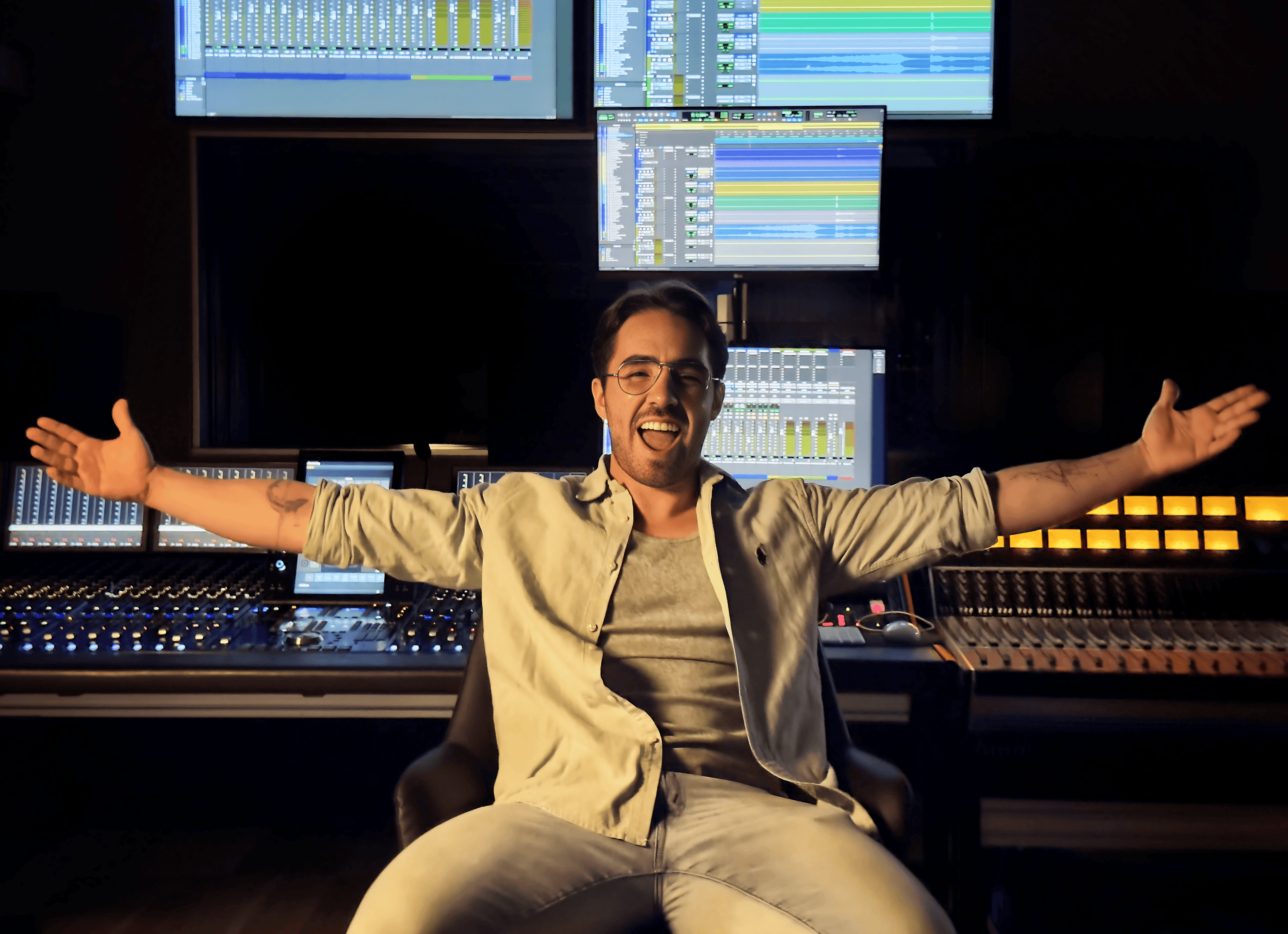 Manuel Calderón en estudio de grabación