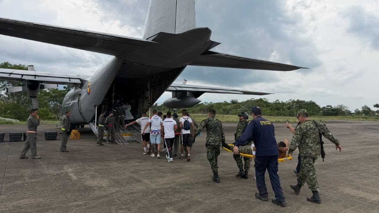 Heridos siendo trasladados a centros médicos tras accidente aéreo. Créditos: Mindefensa