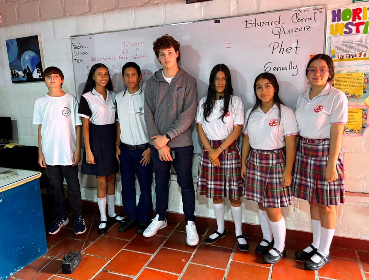 Daniel Holguín, creador de UnifyED, junto sus estudiantes en Aguablanca