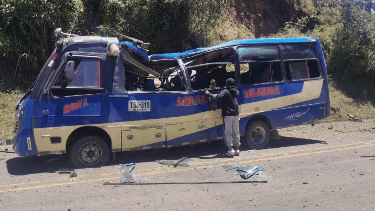 Buseta afectada por explosión disidencias de las Farc