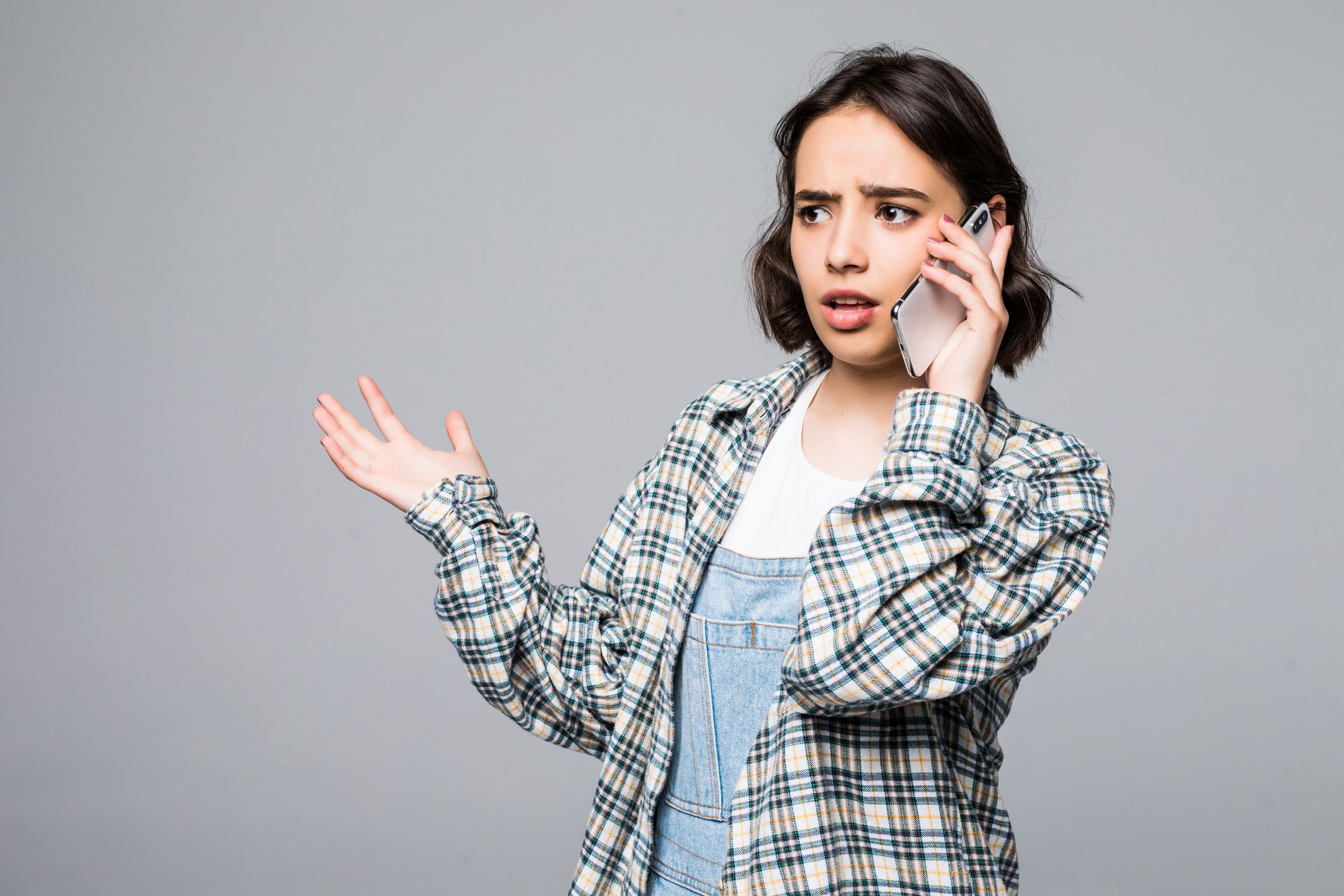 photologuephotos2023-04bastante-joven-mujer-sonriente-hablando-telefonojpg