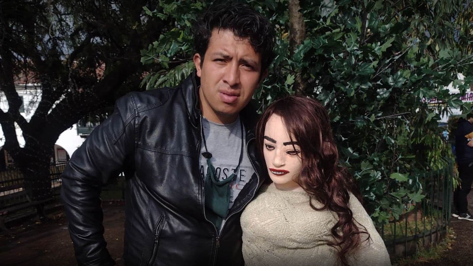 photologuephotos2023-04hombre_pareja_muneca_trapojpeg
