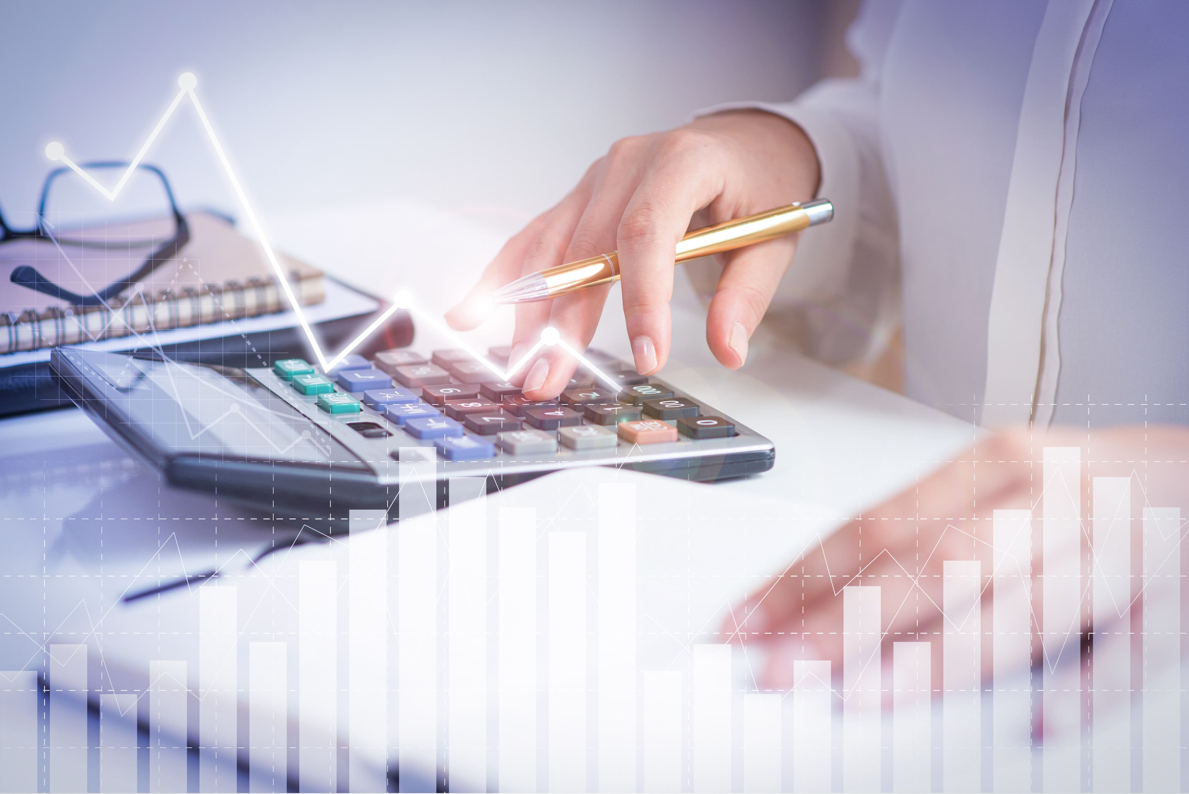 photologuephotos2023-03contador-calculando-ganancias-graficas-analisis-financierojpg