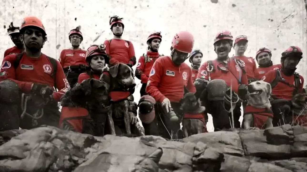 Los Topos, los rescatistas mexicanos que nacieron del caos y hoy buscan vida bajo los escombros en Venezuela