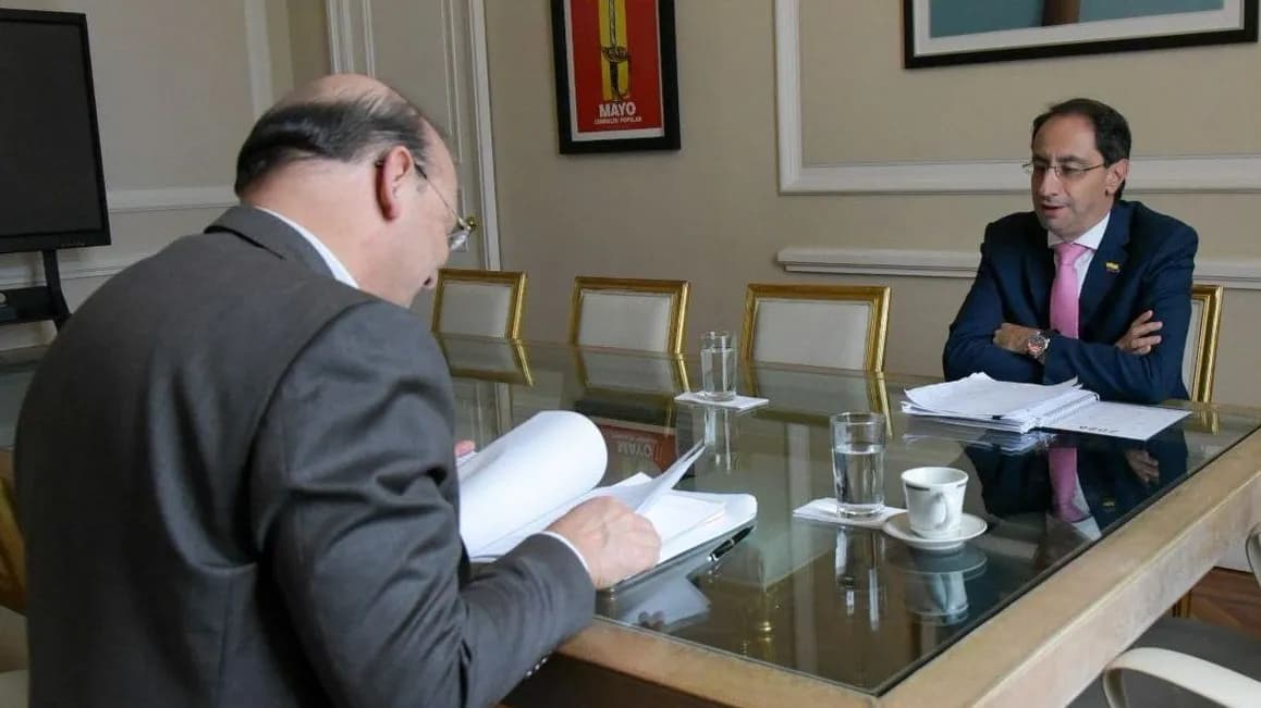 “El nivel de información de su equipo de trabajo es bastante deficiente”: ministro de Hacienda al vicepresidente electo