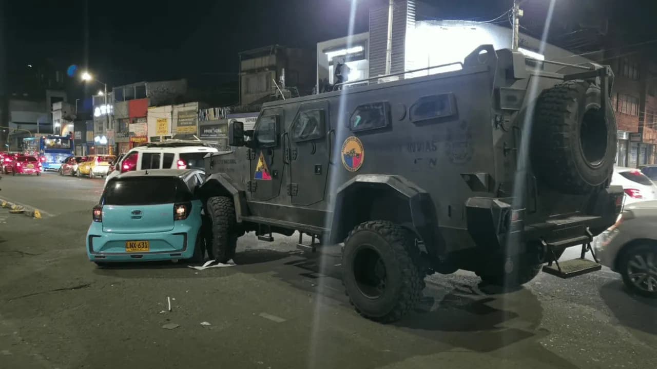 Vehículo militar chocó con un automóvil en Bogotá: esto se sabe del accidente