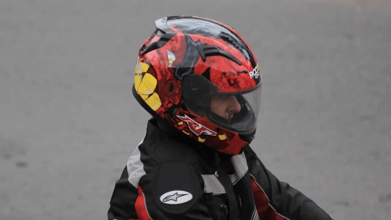 Alerta sobre cascos compartidos en motos: estudios revelan bacterias, hongos y hasta materia fecal 