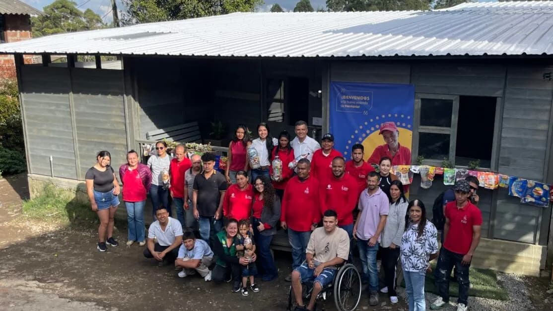 Casas de plástico reciclado: la apuesta de una fundación para darle vivienda a los damnificados por el terremoto de 7,4