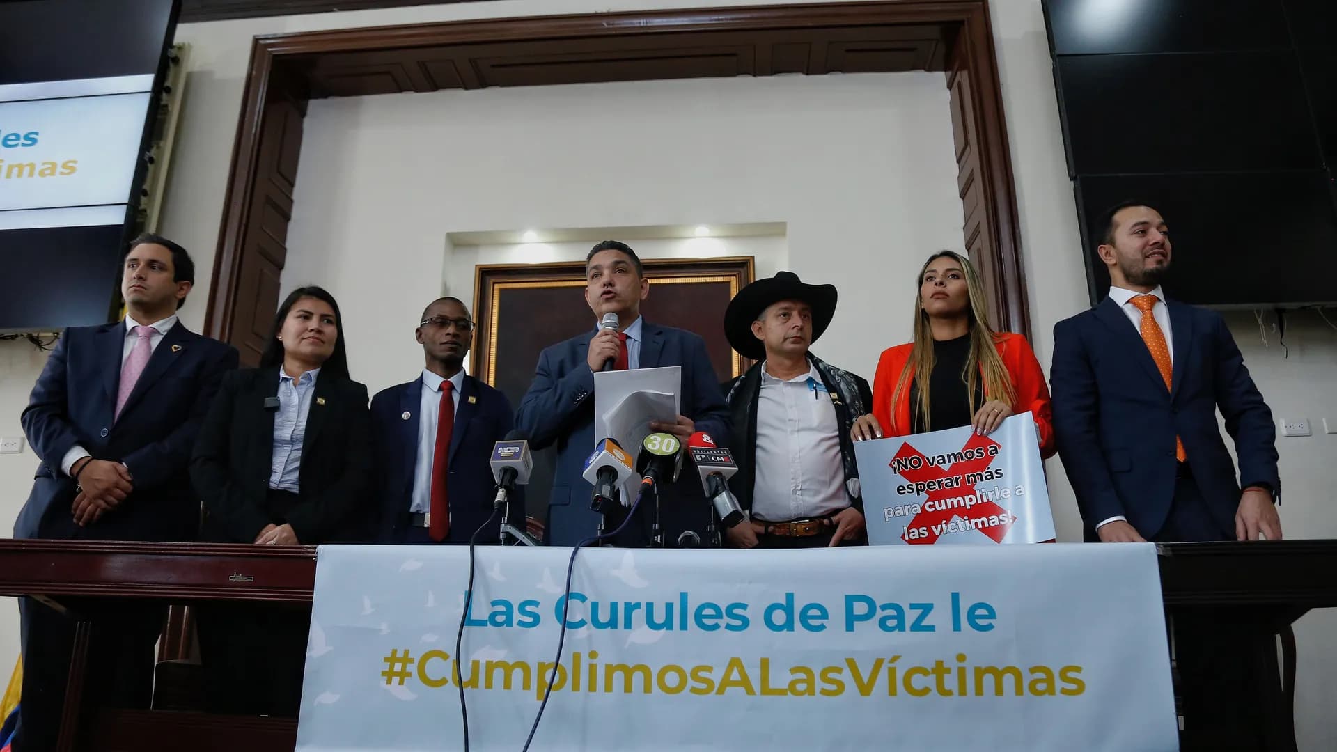 La mayoría de curules que nacieron del acuerdo de paz respaldan a De la Espriella, crítico del proceso